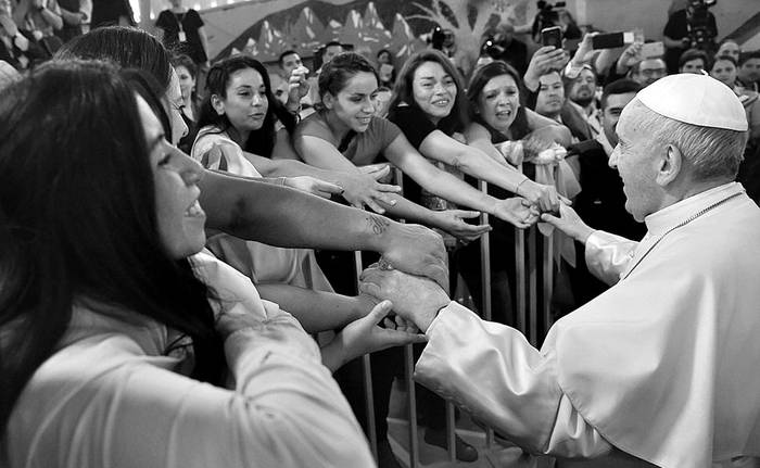 El papa Francisco durante una visita a la cárcel de mujeres San Joaquín, ayer, en Santiago. Foto: oficina de prensa del Vaticano, AFP