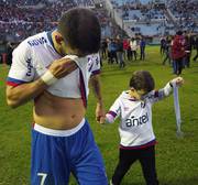Luis Aguiar se retira luego de la final, ayer, del estadio Centenario.