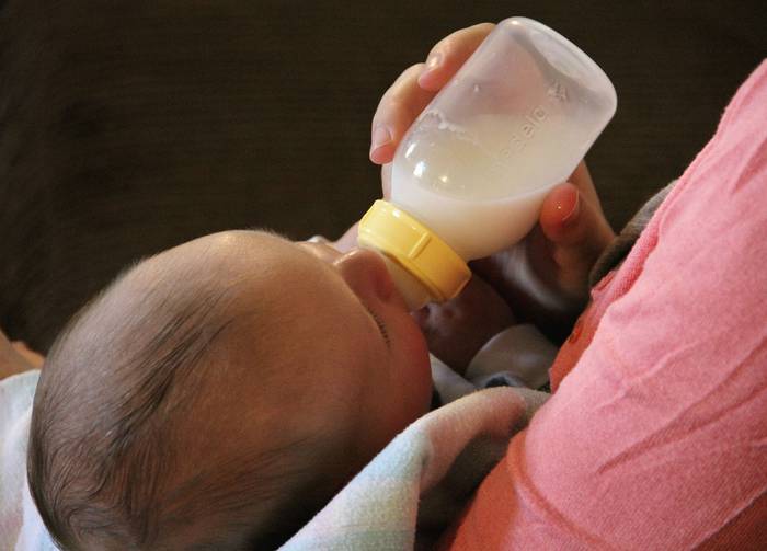 Alimentación con leche materna donada. Foto: Nationwide Children's Hospital