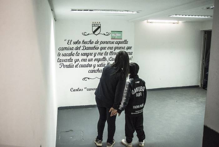 Marcela Maidana y Facundo Núñez, en el acceso al túnel de Jardines del Hipódromo.
 · Foto: Natalia Rovira