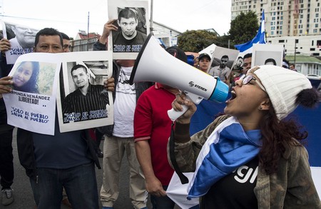 Manifestación frente a la embajada nicaragüense en San José de Costa Rica, contra el arresto de dos periodistas opositores al gobierno nicaragüense, el sábado. · Foto: Ezequiel Becerra Manifestación frente a la embajada nicaragüense en San José de Costa Rica, contra el arresto de dos periodistas opositores al gobierno nicaragüense, el sábado. · Foto: Ezequiel Becerra