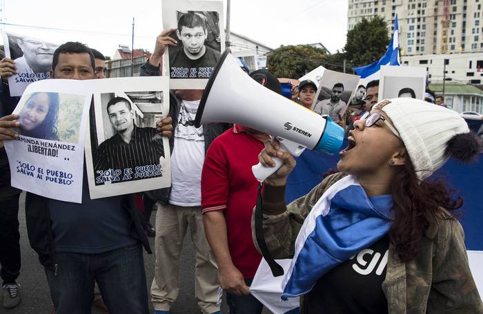Manifestación frente a la embajada nicaragüense en San José de Costa Rica, contra el arresto de dos periodistas opositores al gobierno nicaragüense, el sábado. · Foto: Ezequiel Becerra