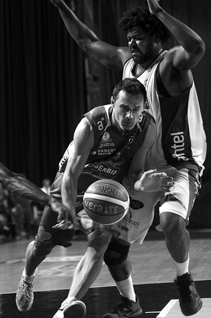 Federico Bavosi, de Malvín, y Hatila Passos, de Hebraica y Macabi, ayer, en el Palacio Peñarol. Foto: Pablo Vignali