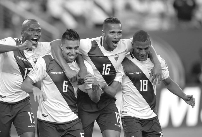 Christian Noboa, de Ecuador, celebra con sus compañeros, ayer, en East Rutherford, Nueva Jersey, Estados Unidos. Foto: Eduardo Muñoz Alvarez, Afp