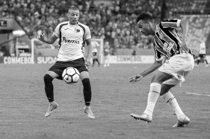 Nicolás de la Cruz, de Liverpool, y Leo, de Fluminense, ayer, en el estadio Maracaná, de Río de Janeiro, por la Copa Sudamericana. Foto: Rudy Trindade, AFP