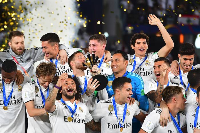 Jugadores del Real Madrid celebran tras ganar la Copa Mundial de Clubes, el sábado en Abu Dabi. · Foto: Giuseppe Cacace