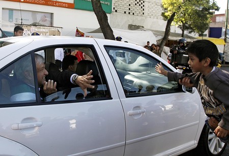 Andrés Manuel López Obrador camino al Palacio Nacional, el sábado, en Ciudad de México. · Foto: Claudio Cruz Andrés Manuel López Obrador camino al Palacio Nacional, el sábado, en Ciudad de México. · Foto: Claudio Cruz
