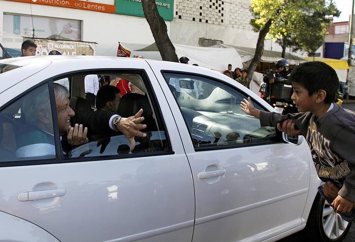 Andrés Manuel López Obrador camino al Palacio Nacional, el sábado, en Ciudad de México. · Foto: Claudio Cruz