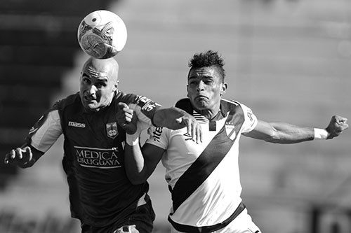 Nicolás Correa, de Defensor Sporting, y Jonathan Álvez, de Danubio, ayer en el estadio Jardines del Hipódromo. /Foto: Nicolás Celaya