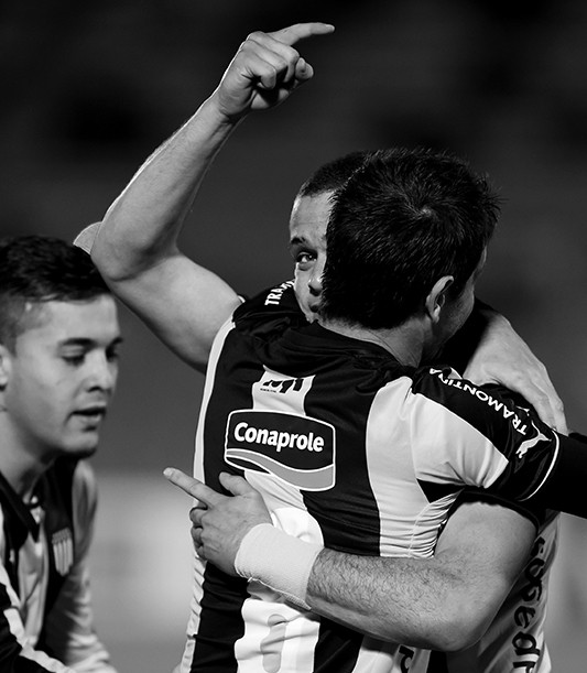 Diogo Silvestre, Jonathan Rodriguez y Antonio Pacheco, ayer tras el primer gol de Peñarol en el Centenario./ Foto: Nicolás Celaya