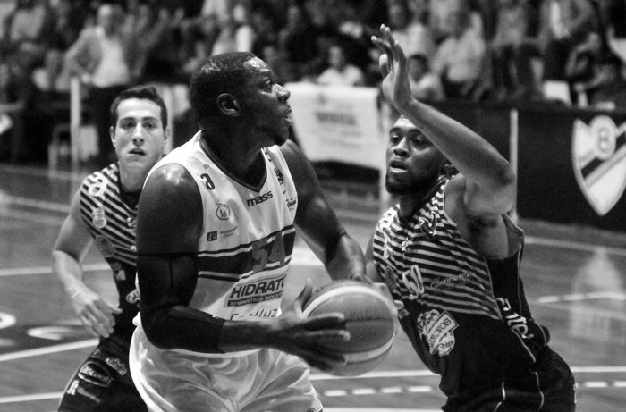 Brian Craig, de Bohemios, ante Willie Readus, de Atenas, ayer en la cancha de Bohemios. Foto: Federico Gutiérrez Brian Craig, de Bohemios, ante Willie Readus, de Atenas, ayer en la cancha de Bohemios. Foto: Federico Gutiérrez