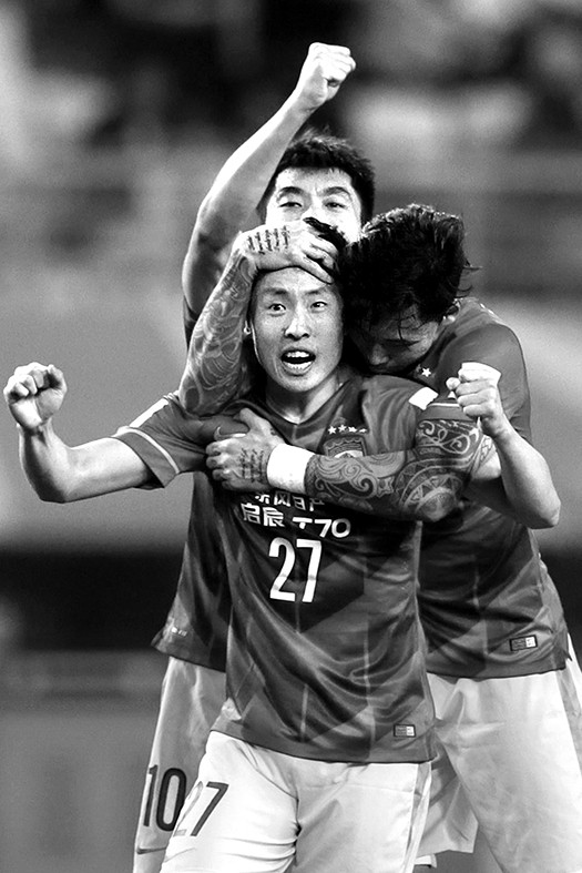 Jugadores del Guangzhou Evergrande tras el primer gol contra América de México por los cuartos de final de la Copa Mundial de Clubes 2015, ayer en el estadio Nagai en Osaka,
Japón. Foto: Kimimasa Mayama, Efe, Epa Jugadores del Guangzhou Evergrande tras el primer gol contra América de México por los cuartos de final de la Copa Mundial de Clubes 2015, ayer en el estadio Nagai en Osaka,
Japón. Foto: Kimimasa Mayama, Efe, Epa
