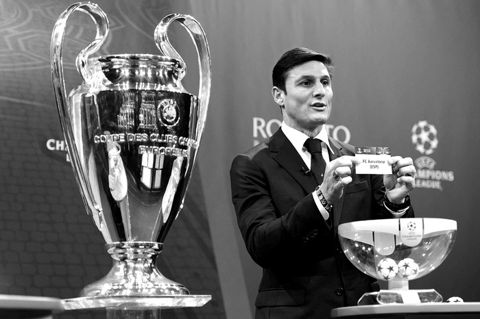 El ex futbolista argentino Javier Zanetti durante el sorteo de los octavos de final celebrado ayer en la sede de la UEFA en Nyon (Suiza). Foto: Laurent Gillieron, Efe