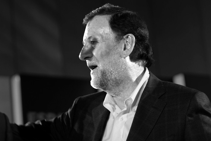 Mariano Rajoy, presidente del gobierno español, durante un acto de campaña, en La Coruña. Rajoy presenta un signo evidente del golpe recibido el miércoles mientras daba un paseo por Pontevedra. • Foto: Cabalar, Efe