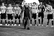 José Mujica, ayer en el estadio Centenario, luego de entregar el pabellón nacional al plantel de Uruguay previo al encuentro de las selecciones de Uruguay y Eslovenia./Foto: Sandro Pereyra