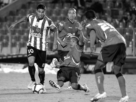 Matías Mirabaje de Racing, Juan Ortiz, Javier Restrepo y Leiton Jimenez del DIM, ayer, en el Parque Central. · Foto: Pablo Nogueira Matías Mirabaje de Racing, Juan Ortiz, Javier Restrepo y Leiton Jimenez del DIM, ayer, en el Parque Central. · Foto: Pablo Nogueira