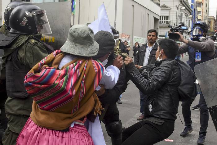Policía antidisturbios se enfrenta a partidarios del ex presidente boliviano Evo Morales, ayer, en La Paz. · Foto: Aizar Raldes, AFP