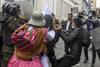 Policía antidisturbios se enfrenta a partidarios del ex presidente boliviano Evo Morales, ayer, en La Paz. · Foto: Aizar Raldes, AFP Policía antidisturbios se enfrenta a partidarios del ex presidente boliviano Evo Morales, ayer, en La Paz. · Foto: Aizar Raldes, AFP