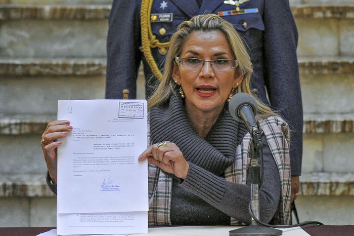 La presidenta interina boliviana Jeanine Añez, muestra un proyecto de ley sobre el régimen electoral de transición para las elecciones generales de 2020, el 20 de noviembre, en el palacio presidencial de Quemado en La Paz. · Foto: Jorge Bernal, AFP