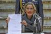 La presidenta interina boliviana Jeanine Añez, muestra un proyecto de ley sobre el régimen electoral de transición para las elecciones generales de 2020, el 20 de noviembre, en el palacio presidencial de Quemado en La Paz. · Foto: Jorge Bernal, AFP La presidenta interina boliviana Jeanine Añez, muestra un proyecto de ley sobre el régimen electoral de transición para las elecciones generales de 2020, el 20 de noviembre, en el palacio presidencial de Quemado en La Paz. · Foto: Jorge Bernal, AFP