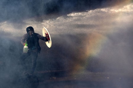 Protesta contra el gobierno, ayer, en Santiago. · Foto: Claudio Reyes, AFP Protesta contra el gobierno, ayer, en Santiago. · Foto: Claudio Reyes, AFP