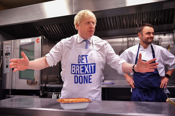 Boris Johnson, primer ministro británico, prepara una tarta en la cocina Red Olive, ayer, en Derby, Inglaterra.

 · Foto: Ben Stansall, AFP