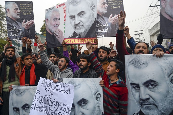 Protesta musulmana chiíta pakistaní contra el asesinato del principal comandante iraní Qasem Soleimani en Irak, ayer, frente al consulado de Estados Unidos en Lahore. foto: arif ali, afp · Foto: Arif Ali, AFP