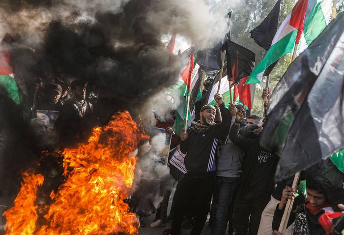 Protesta palestina contra la propuesta del plan de paz del presidente estadounidense Donald Trump, ayer, en Gaza.
 · Foto: Mahmud Hams, AFP