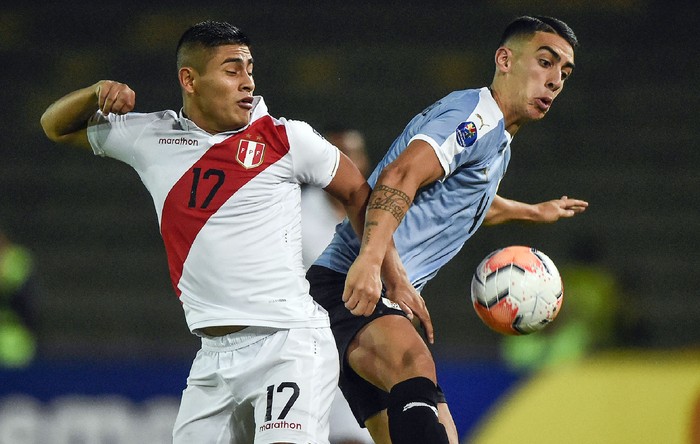 Luis Carranza, de Perú y José Luis Rodríguez, de Uruguay, en el Estadio Centenario en Armenia, Colombia, el 28 de enero.

 · Foto: Juan Barreto, AFP