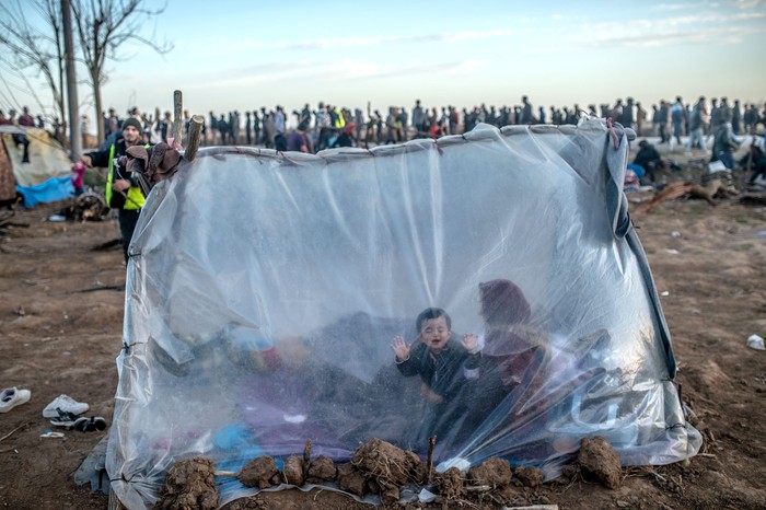 Migrantes en el cruce fronterizo de Pazarkule, Turquía. 

 · Foto: Bulent Kilic, AFP