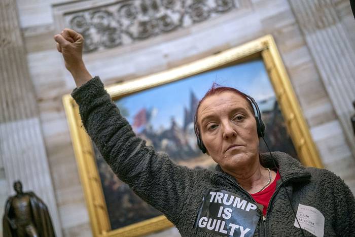 Manifestantes a favor de la destitución del presidente Donald Trump, ayer, en la Rotonda del Capitolio, en Washington.

 · Foto: Alex Edelman, Getty Images, AFP