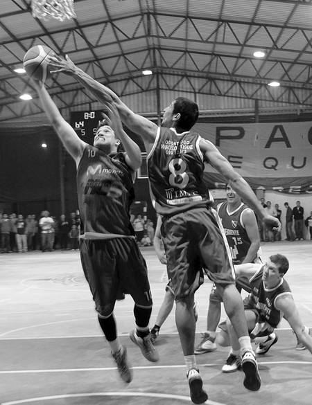 Gonzalo Rama, de Pacaembú, y Hugo Timote y Facundo Ferreira, de Independiente, en un partido correspondiente a la Liga de Soriano, el 23 de octubre, en el gimnasio Novales de Pacaembú. · Foto: Sebastián Luzardo Gonzalo Rama, de Pacaembú, y Hugo Timote y Facundo Ferreira, de Independiente, en un partido correspondiente a la Liga de Soriano, el 23 de octubre, en el gimnasio Novales de Pacaembú. · Foto: Sebastián Luzardo