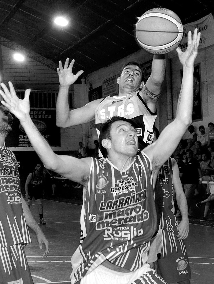 Larrañaga y San Telmo Rápido Sport, ayer, en la cancha de Marne.
Foto: Pablo Vignali