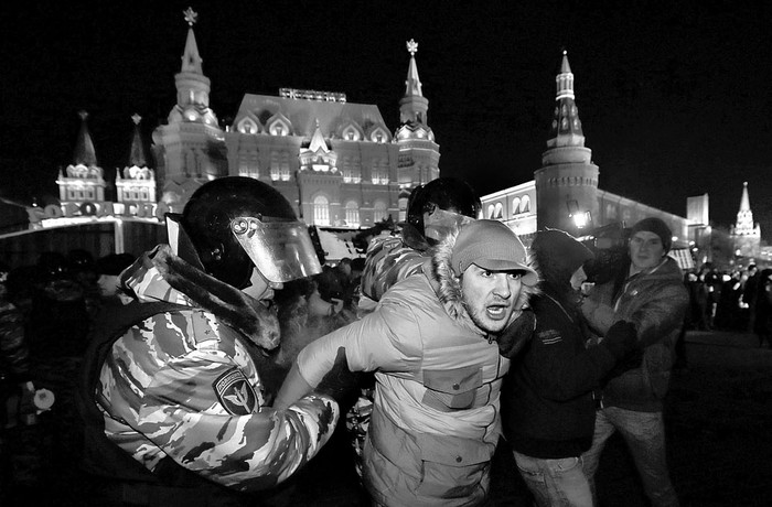 Policías detienen a un simpatizante del líder ruso de la oposición, Alexei Navalni, durante una marcha, ayer, en el centro de Moscú, Rusia. Foto: Yuri Kochetkov, Efe
