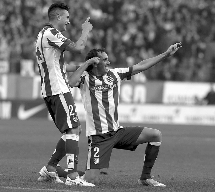 Diego Godín y José María Giménez, de Atlético de Madrid, festejan un gol frente a Levante,
el sábado en el estadio Vicente Calderón, en Madrid. Foto: Paco Campos, Efe