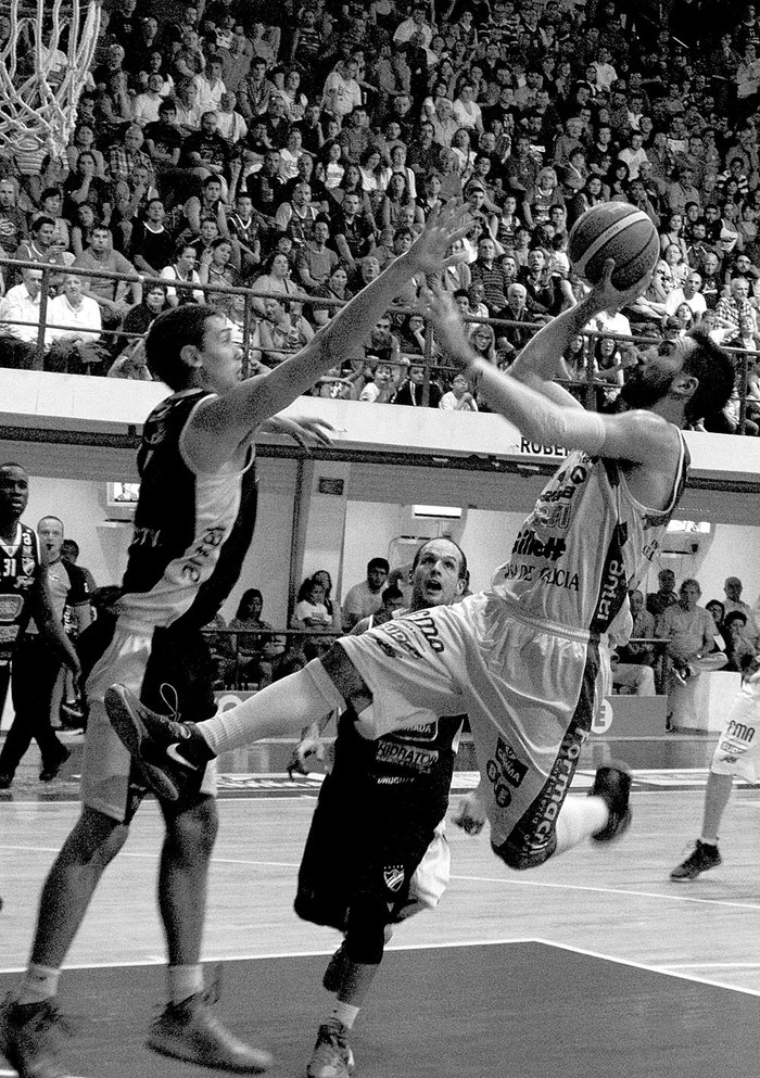 Martín Osimani de Aguada y Nicolás Catalá de Bohemios, el martes,
en la cancha de Aguada. Foto: Mauricio Kühne