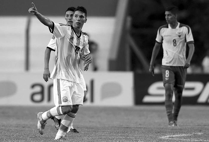 Tomás Martínez, de Argentina, festeja su gol ante Ecuador, ayer, en el estadio Suppici de Colonia. Foto: Nicolás Celaya, Efe