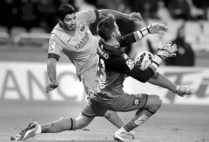 Luis Suárez, de Barcelona, frente al arquero de Deportivo, Fabricio Agosto, durante el partido de Liga disputado ayer en el estadio
de Riazor de La Coruña. Foto: Lavandeira jr, Efe