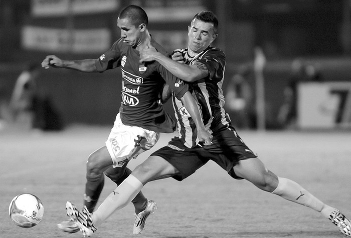 Sportivo Luqueño y Nacional de Paraguay, el domingo en el estadio Centenario. Foto: Sandro Pereyra