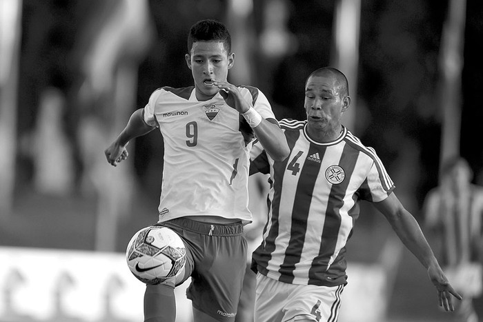 Miguel Parrales, de Ecuador, y Ariel Benítez, de Paraguay, el martes, en el estadio Alberto Suppici, en Colonia.
Foto: Nicolás Rodríguez, Efe