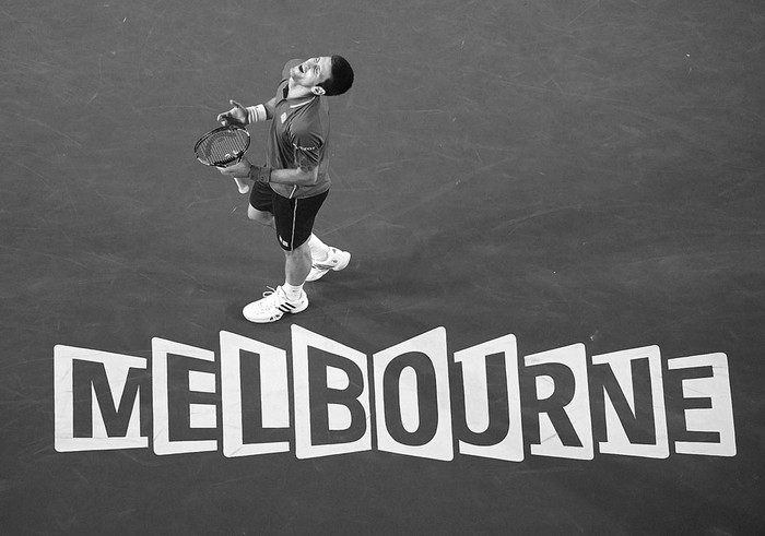 El tenista serbio Novak Djokovic festeja tras imponerse al luxemburgués Gilles Muller en el Abierto de Australia, ayer, en Melbourne
(Australia). Foto: Lukas Coch, Efe