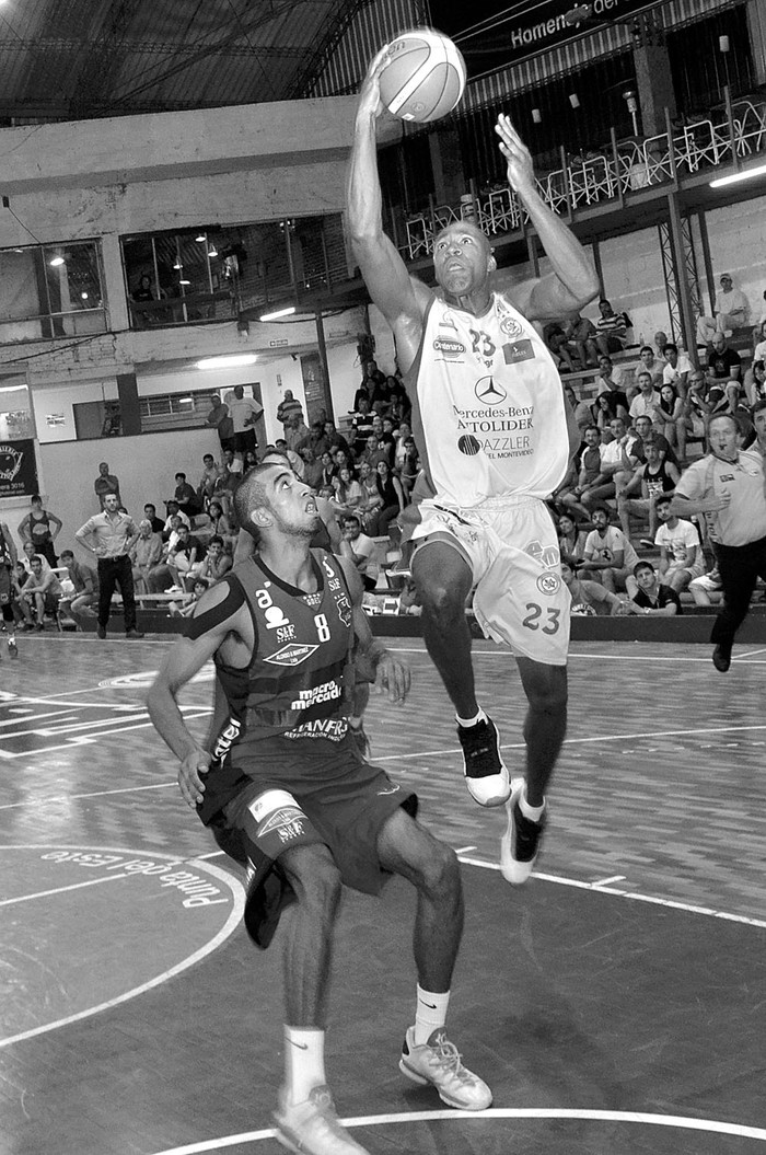 Michael Hicks, de Hebraica y Macabi, y Cristian Pereira, de Goes, en la cancha de Tabaré.
Foto: Juan Manuel Ramos (archivo, enero de 2015)