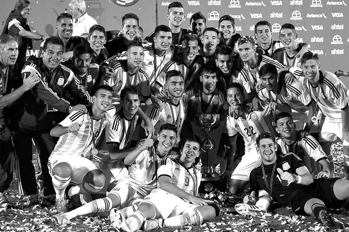 Los jugadores de la selección sub 20 de Argentina festejan la conquista del campeonato Sudamericano, el domingo, en el estadio Centenario. Foto: Nicolás Celaya