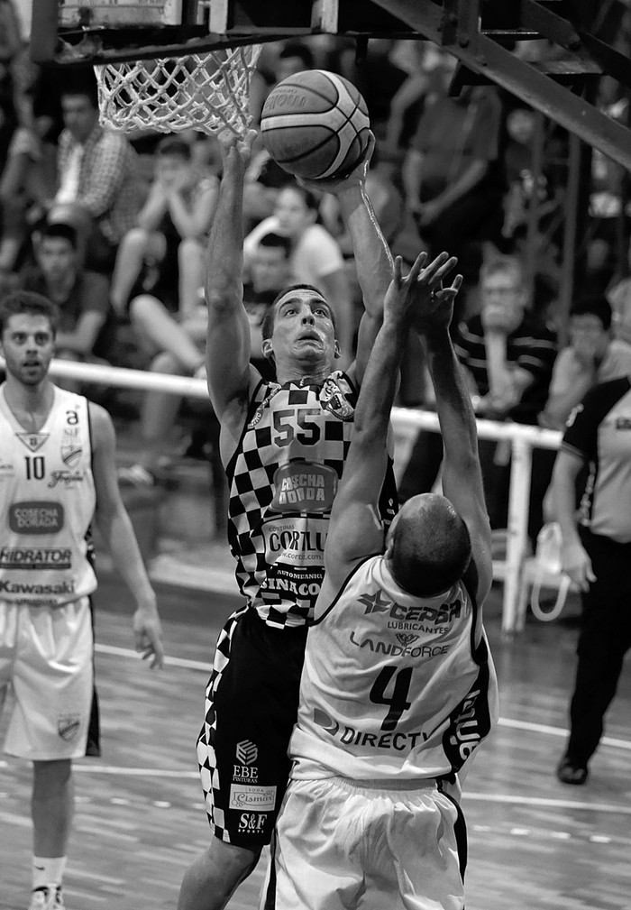 Leandro Taboada, de Larre Borges, y Marcos Marotta, de Bohemios, en la cancha de Tabaré. Foto: Pablo Nogueira (archivo, febrero de 2015)