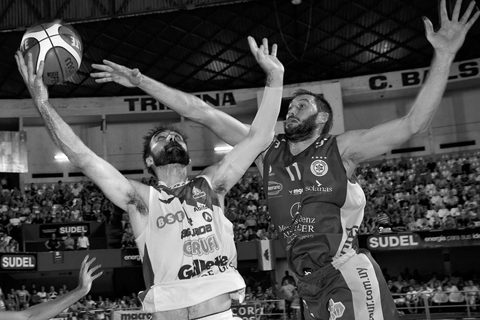 Martín Osimani, de Aguada, y Sebastián Izaguirre, de Hebraica y Macabi, ayer, en el Palacio Peñarol. Foto: Nicolás Celaya