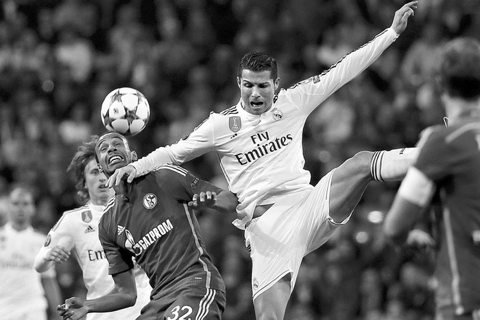 Cristiano Ronaldo, de Real Madrid, y Joel Matip, de Schalke 04, ayer, en el estadio Santiago Bernabéu, en Madrid, España. Foto: Juanjo Martín, Efe