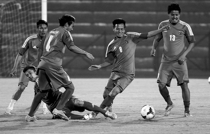 Jugadores de la selección de fútbol de Nepal en una práctica antes de su partido con India, de clasificación para la Copa Mundial Rusia 2018, ayer, en el estadio Indira Gandhi, India. Foto: Biju Boro, AFP