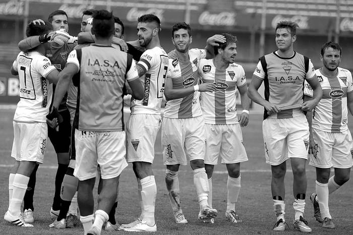 Los jugadores de Sud América festejan al final del partido con Peñarol, el sábado, en el estadio Centenario. Foto: Pablo Nogueira