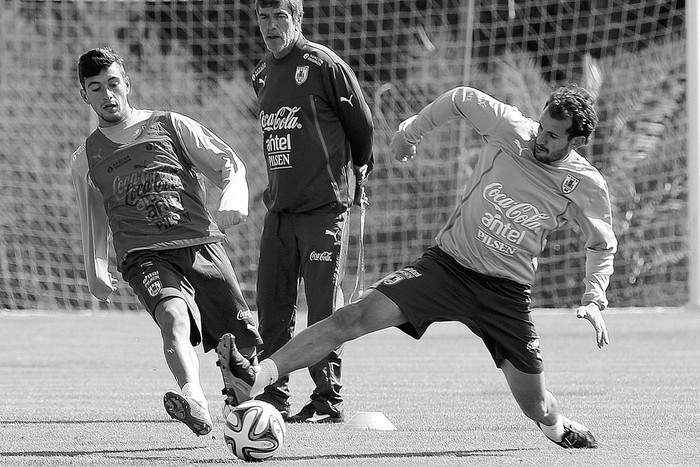 Giorgian de Arrascaeta y Cristhian Stuani durante el entrenamiento de la selección uruguaya, ayer,
en la localidad portuguesa de Almancil. Foto: Luis Forra, Efe