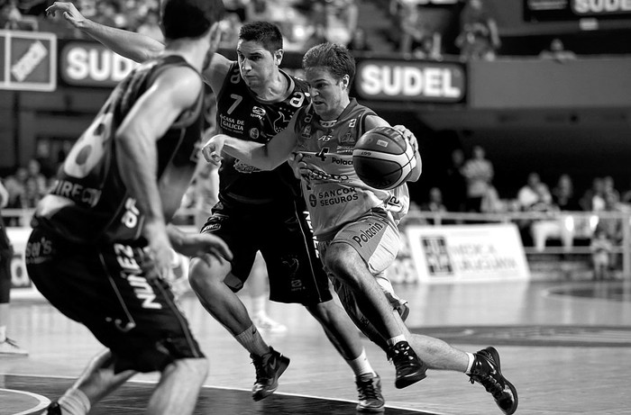 Iván Loriente, de Atenas, y Santiago Vidal, de Trouville, el sábado, en el Palacio Peñarol. Foto: Pablo Nogueira